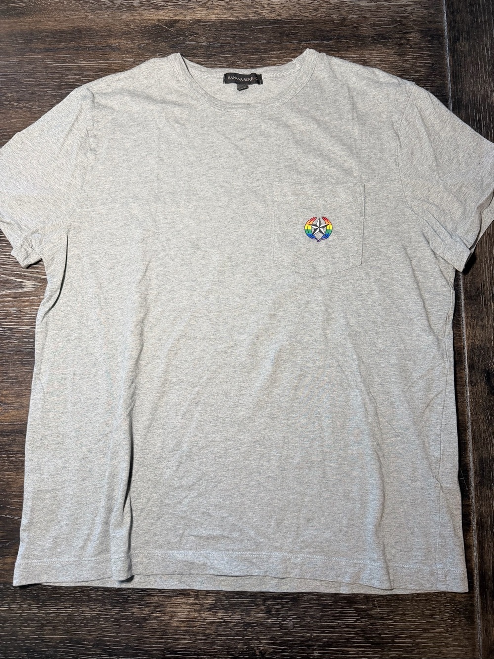 Banana Republic Men’s Light Gray Crewneck T shirt pride